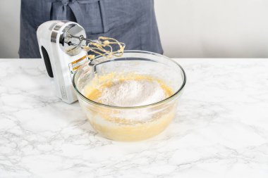 Malzemeleri karıştırıcı ile karıştırarak büyük bir karıştırma kabında yumurta likörü pişirmek..