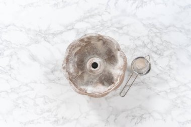 Düz yatıyordu. Eggnog kek pişirmek için yağlı metal kek tepsisi..