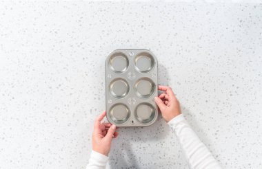 Düz. Mutfak tezgahına küçük bir kek tabağı boşalt..