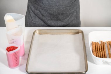 Çubuk krakerleri eritilmiş çikolatayla silikon bardağa batırıp Sevgililer Günü 'nde çikolata kaplı çubuk çubuk çubuklar yapmak..