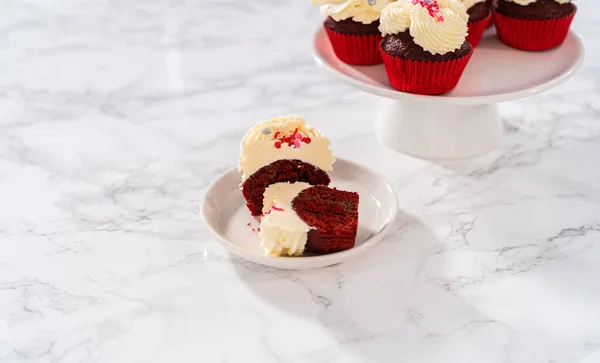 Sliced Red Velvet Cupcakes White Chocolate Ganache Frosting White Plate — Stock Photo, Image