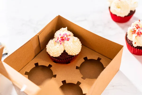 Envasado Cupcakes Terciopelo Rojo Recién Horneados Con Glaseado Ganache Chocolate — Foto de Stock
