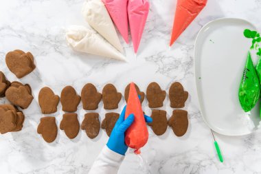 Düz yatıyordu. Noel gingerbread çerezleri Kraliyet buzlanma ile dekorasyon.