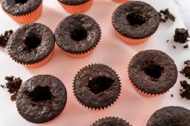 Taze pişmiş çikolatalı kekleri çilekle dolduruyorum..