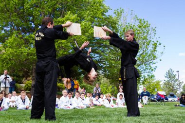 Tekvando öğrenci parkta pratik.
