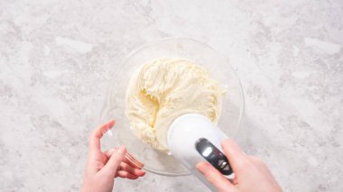 Düz yatıyordu. Adım adım. Tek boynuzlu at gökkuşağı çikolatalı kek yapmak için marketten alınmış krema kreması hazırlıyorum..