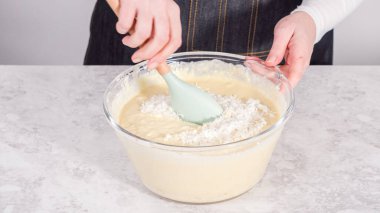 Adım adım. Hindistancevizli muzlu krep hazırlamak için cam karıştırma kabında malzemeleri karıştırıyorum..