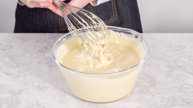 Adım adım. Hindistancevizli muzlu krep hazırlamak için cam karıştırma kabında malzemeleri karıştırıyorum..