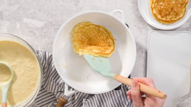 Düz yatıyordu. Adım adım. Kızarmış hindistancevizli muzlu krep yapış yapış olmayan tavada.