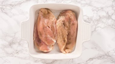 Düz yatıyordu. Adım adım. Fırında pişirmek için tuzlu ve biberli tavuk..