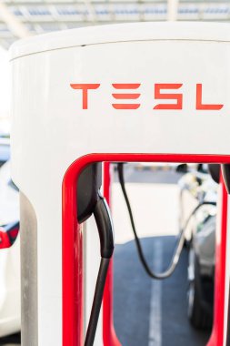 Las Vegas, Nevada, ABD-10 Ekim 2021 - Tesla güneş çatısı tepe örtülü şarj istasyonu.