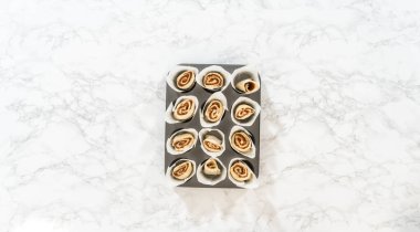 Düz yatıyordu. Çörekleri tarçınsız çörek pişirmek için tarçınlı çöreklerle dolduruyorum..