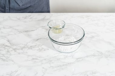 Limon jölesi yapmak için cam karıştırma kabında ölçülmüş malzemeler..