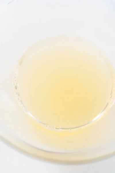 Frische Zitrone Auf Einem Weißen Schneidebrett Würzen Und Entsaften — Stockfoto