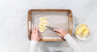 Düz yatıyordu. Oda sıcaklığında tuzsuz tereyağı yaymak vejetaryen parti tereyağı tahtası hazırlamak için..