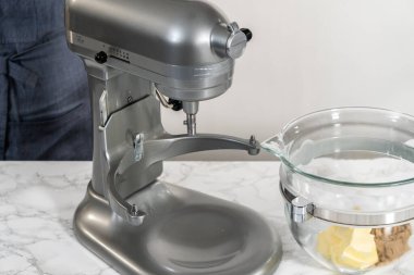 Mini Paskalya ekmeği pişirmek için mutfak mikseri malzemelerini karıştırıyorum..