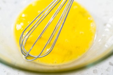 Kirazlı börek için yumurta çırpıyorum..