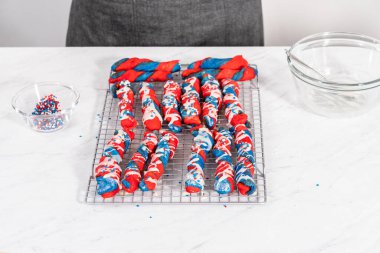 Vatansever tarçın kıvrımlarının üstüne serpiştirilmiş beyaz jöle. Ve yıldız parçacıklarıyla süsleme.