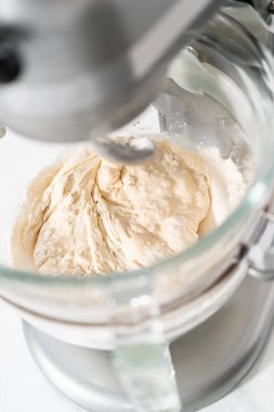 Vatansever tarçınlı hamur pişirmek için mutfak mikserinde ekmek hamuru hazırlıyorum..