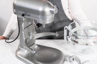 Vatansever tarçınlı hamur pişirmek için mutfak mikserinde ekmek hamuru hazırlıyorum..