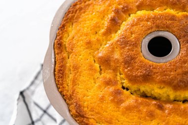 Mutfak tezgahında taze pişmiş limonlu yaban mersinli kek..