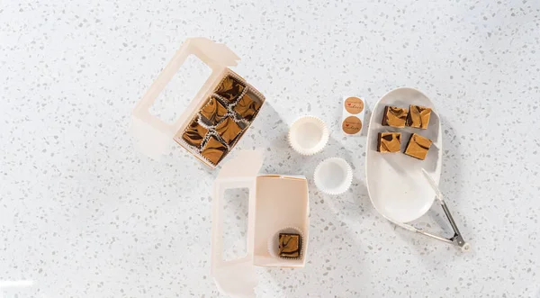 Plat Gelegd Verpakking Zelfgemaakte Chocolade Fudge Met Pindakaas Swirl Een — Stockfoto