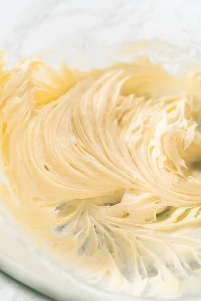 Αναμιγνύοντας Συστατικά Ένα Γυάλινο Μπολ Ανάμιξης Για Κάνει Frosting Τυρί — Φωτογραφία Αρχείου