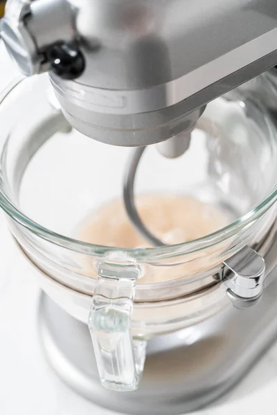 Brotteig Einem Eigenständigen Küchenmixer Mischen Patriotische Zimtschnecken Backen — Stockfoto