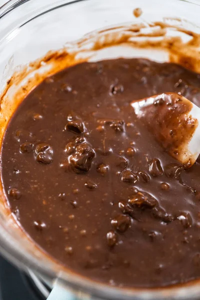 Derreter Chips Chocolate Outros Ingredientes Uma Tigela Mistura Vidro Sobre — Fotografia de Stock