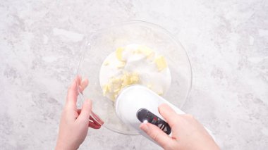 Düz yatıyordu. Adım adım. Kırmızı kadife kek hazırlamak için karıştırma kabındaki malzemeleri karıştırıyorum..