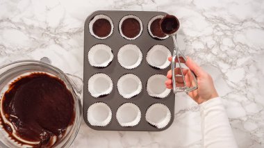 Düz yatıyordu. Adım adım. Çikolatalı kek pişiriyorum. Kek hamurunu kek tepsisine kakalamak..