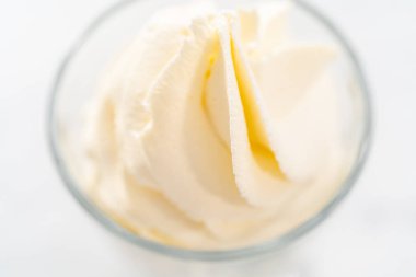 Sınıfın dondurmasında ev yapımı krem şanti..