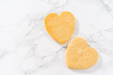 Sevgililer Günü için pembe ve beyaz kraliyet kremalı kalp şeklinde kurabiyeler..