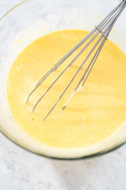 Manzarayı kapat. Manzarayı kapat. Fünyeli kek pişirmek için karıştırma kabındaki malzemeleri karıştırıyorum..