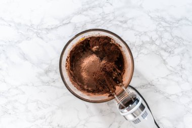 Düz yatıyordu. Nane şekerli çikolatalı kurabiyeler pişirmek için büyük bir bardakta karıştırma malzemesi..