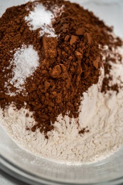 Nane şekerli çikolatalı kurabiyeler pişirmek için büyük bir bardakta karıştırma malzemesi..