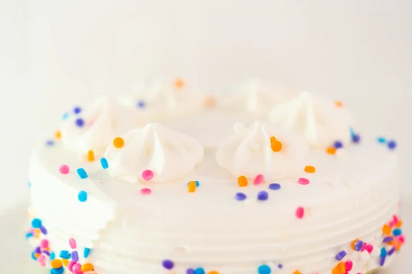 Torta Bianca Compleanno Con Spruzzi Funfetti Piatto Torta Bianca — Foto Stock