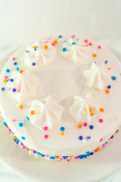 케이크 접시에 스프링 케이크 — 스톡 사진