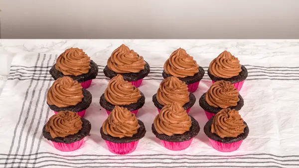 Step Step Piping Chocolate Ganache Frosting Top Chocolate Cupcakes — Foto Stock