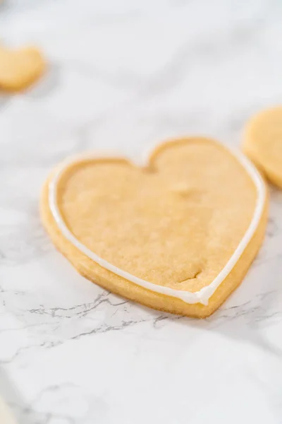 Decorar Biscoitos Açúcar Forma Coração Com Gelo Real Rosa Branco — Fotografia de Stock