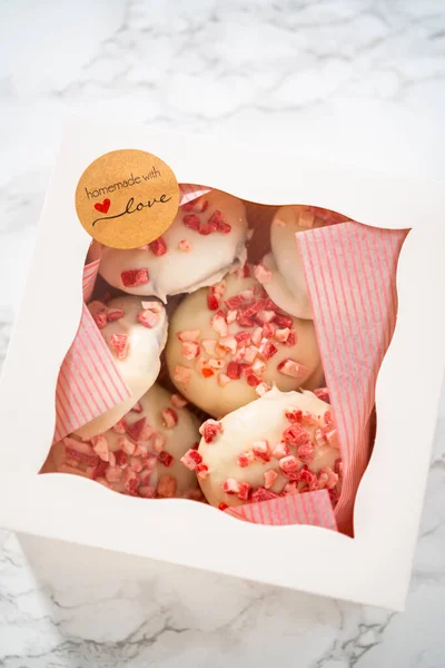 Packing Freshly Baked Peppermint White Chocolate Cookies White Paper Box — Stock Photo, Image