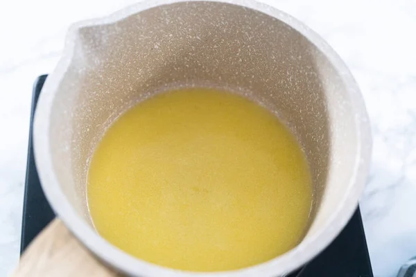 Vara Derretimento Manteiga Sem Sal Uma Panela Pequena — Fotografia de Stock