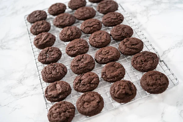 Refroidissement Des Biscuits Chocolat Fraîchement Cuits Sur Comptoir Cuisine — Photo