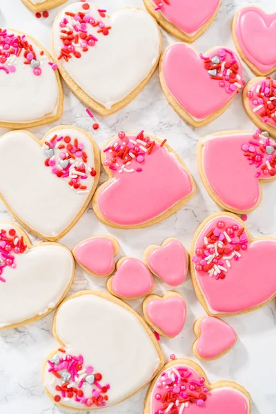 Dekorace Cukroví Tvaru Srdce Růžovou Bílou Královskou Polevou Valentýna — Stock fotografie