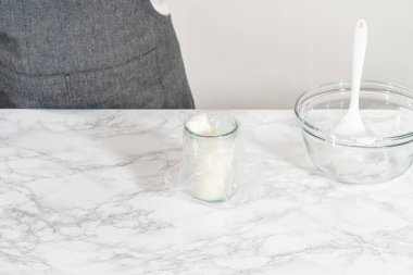 Şekerli kurabiyeleri süslemek için boru torbalarına ev yapımı kraliyet kreması aktarılıyor..