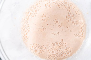 Bardak karıştırma kabında mayayı aktifleştiriyorum..