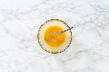 Düz yatıyordu. Nane şekerli çikolatalı kurabiyeler pişirmek için büyük bir bardakta karıştırma malzemesi..