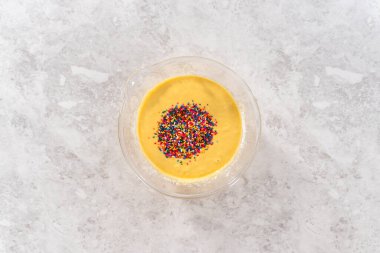 Düz yatıyordu. Fünyeli kek pişirmek için karıştırma kabındaki malzemeleri karıştırıyorum..