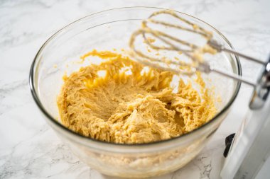 Nane şekerli çikolatalı kurabiyeler pişirmek için büyük bir bardakta karıştırma malzemesi..