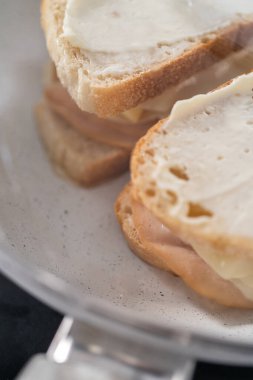 Prepare provolone and apple grilled cheese sandwich on a nonstick frying pan.